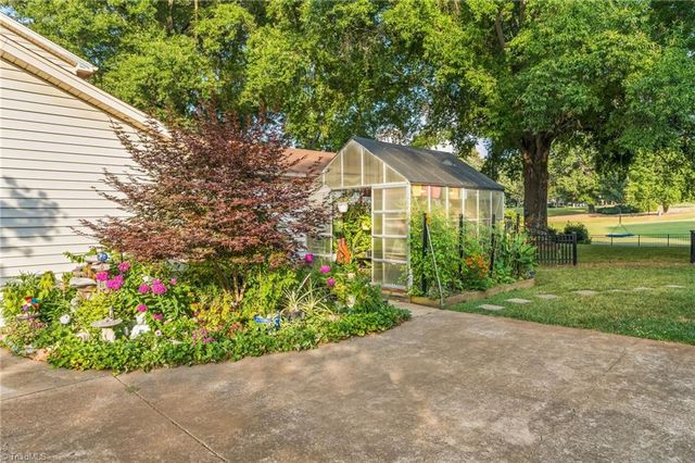 223 Ivy Circle, Advance, NC 27006