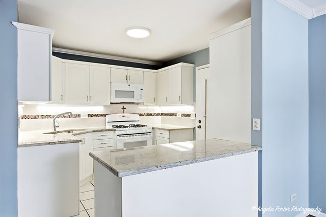 303 College Crossing, Rolling Meadows, IL 60008