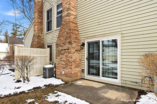 303 College Crossing, Rolling Meadows, IL 60008