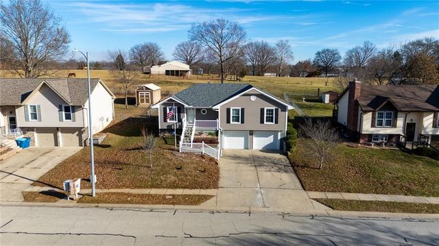 6813 T Gabbert Drive, Pleasant Valley, MO 64068