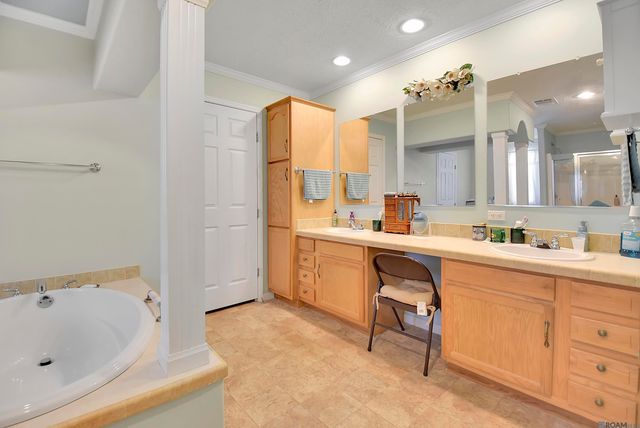 39065 Holly Hill Dr, Gonzales, LA 70737