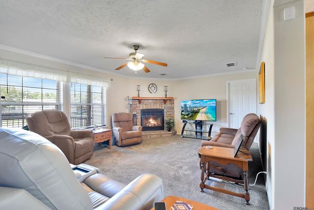 39065 Holly Hill Dr, Gonzales, LA 70737