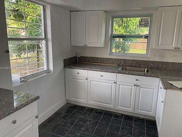 10 NW 28th Way, Fort Lauderdale, FL 33311