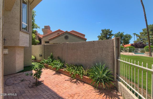 4020 E LAUREL Lane, Phoenix, AZ 85028