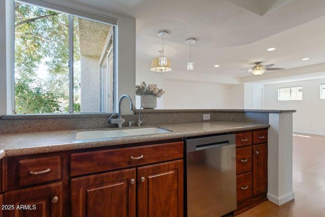 4020 E LAUREL Lane, Phoenix, AZ 85028