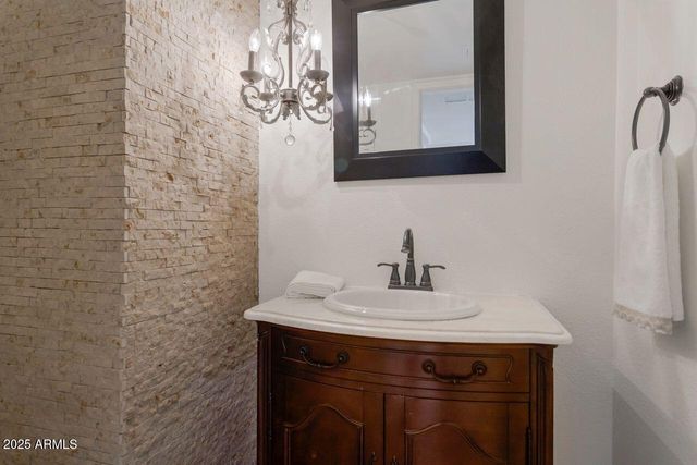 4020 E LAUREL Lane, Phoenix, AZ 85028