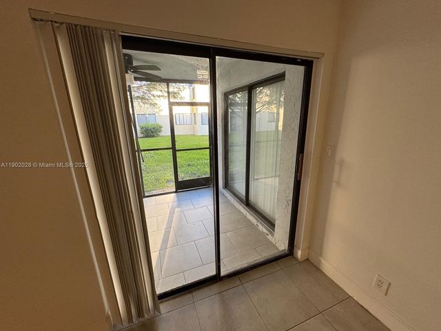 161 Lakeview Dr 102, Weston, FL 33326