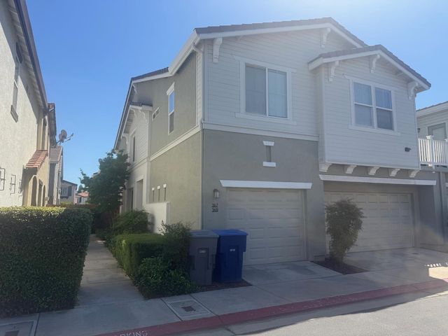 369 N Greco Lane, Clovis, CA 93611