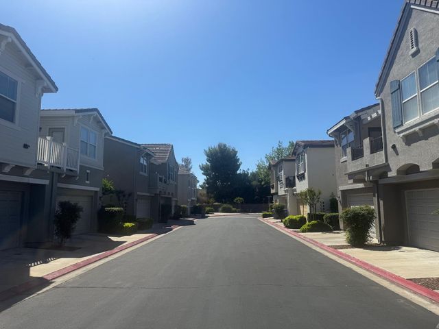 369 N Greco Lane, Clovis, CA 93611