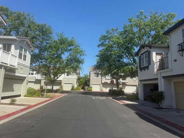369 N Greco Lane, Clovis, CA 93611