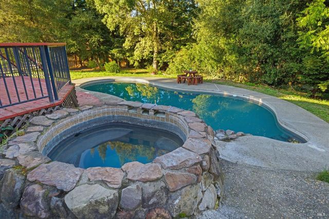 6404 Guerneville Rd, Sebastopol, CA 95472