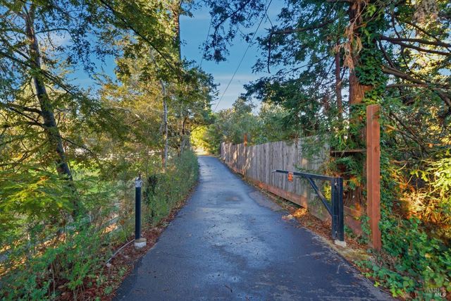 6404 Guerneville Rd, Sebastopol, CA 95472