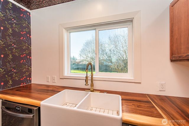 1202 W 9th Street, Port Angeles, WA 98363