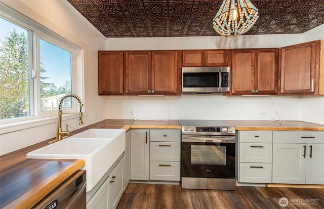 1202 W 9th Street, Port Angeles, WA 98363