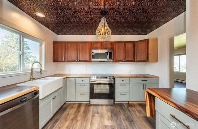 1202 W 9th Street, Port Angeles, WA 98363