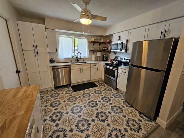 6442 COLONIAL DRIVE, Sarasota, FL 34231