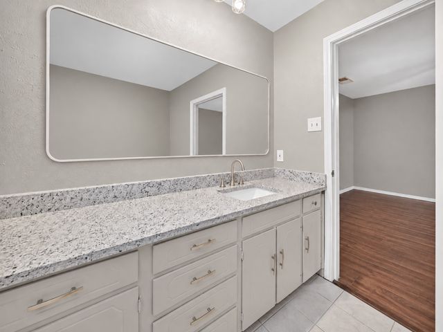 912 Shell Court, Bedford, TX 76022