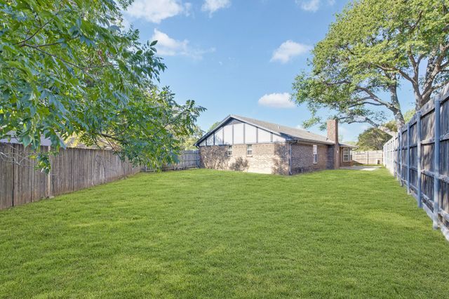 912 Shell Court, Bedford, TX 76022