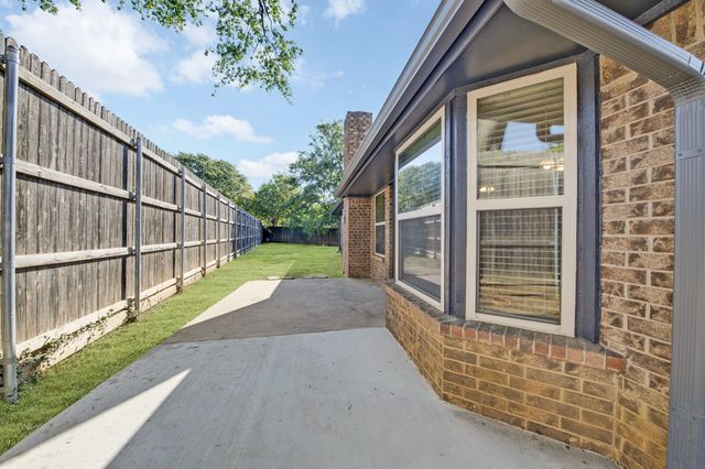 912 Shell Court, Bedford, TX 76022