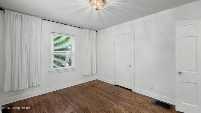 521 Dover Rd, Louisville, KY 40206