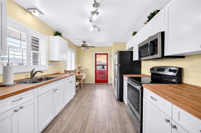 827 OAKMONT AVENUE, Sun City Center, FL 33573