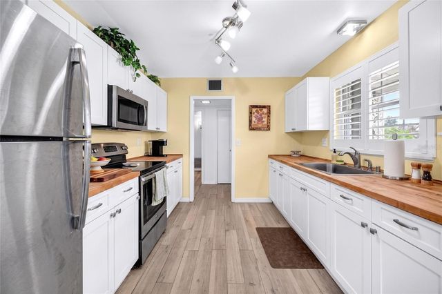 827 OAKMONT AVENUE, Sun City Center, FL 33573