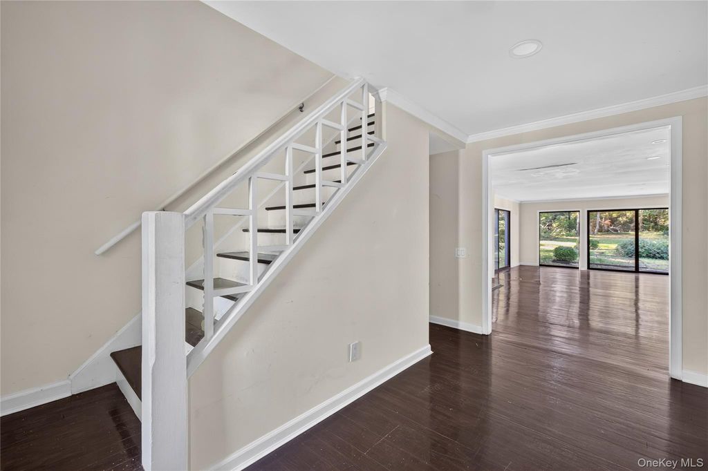 1574 Laurel Hollow Road, Syosset, NY 11791 — photo 2