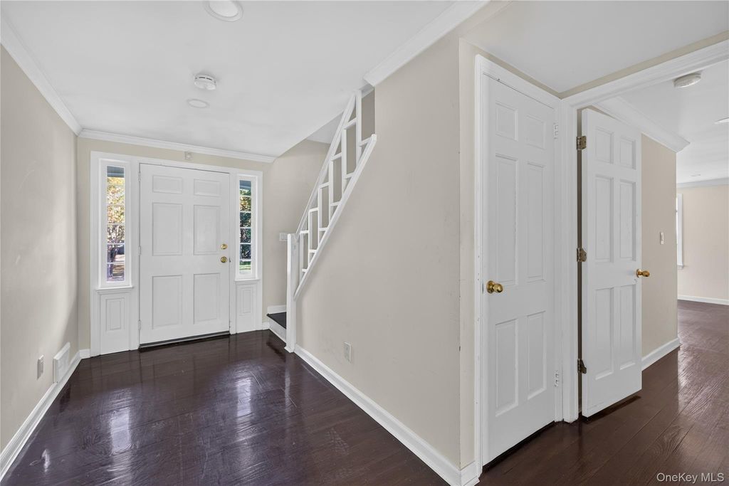1574 Laurel Hollow Road, Syosset, NY 11791 — photo 3