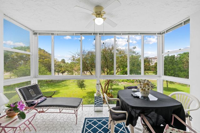 3960 Oaks Clubhouse Drive 304, Pompano Beach, FL 33069