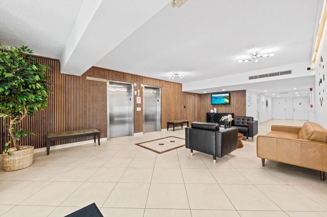 3960 Oaks Clubhouse Drive 304, Pompano Beach, FL 33069