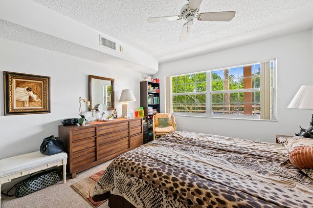 3960 Oaks Clubhouse Drive 304, Pompano Beach, FL 33069