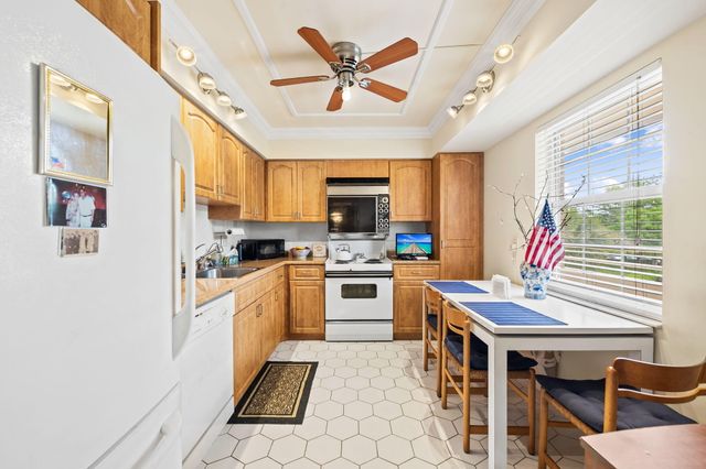 3960 Oaks Clubhouse Drive 304, Pompano Beach, FL 33069