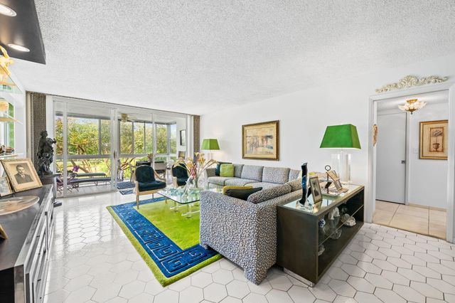 3960 Oaks Clubhouse Drive 304, Pompano Beach, FL 33069