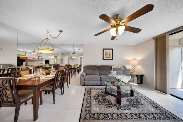 5250 Las Verdes Circle 317, Delray Beach, FL 33484