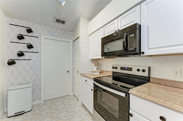 3543 65TH AVENUE CIRCLE E, Sarasota, FL 34243
