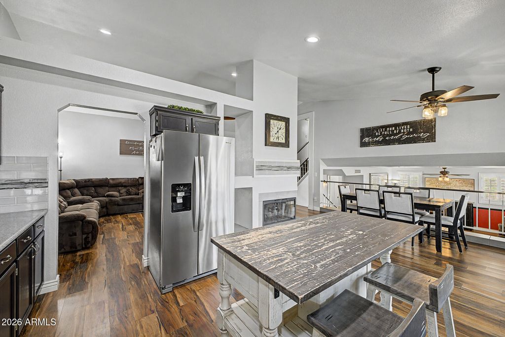 Image 10 of property listing at 7521 W Willow Avenue, Peoria, AZ 85381