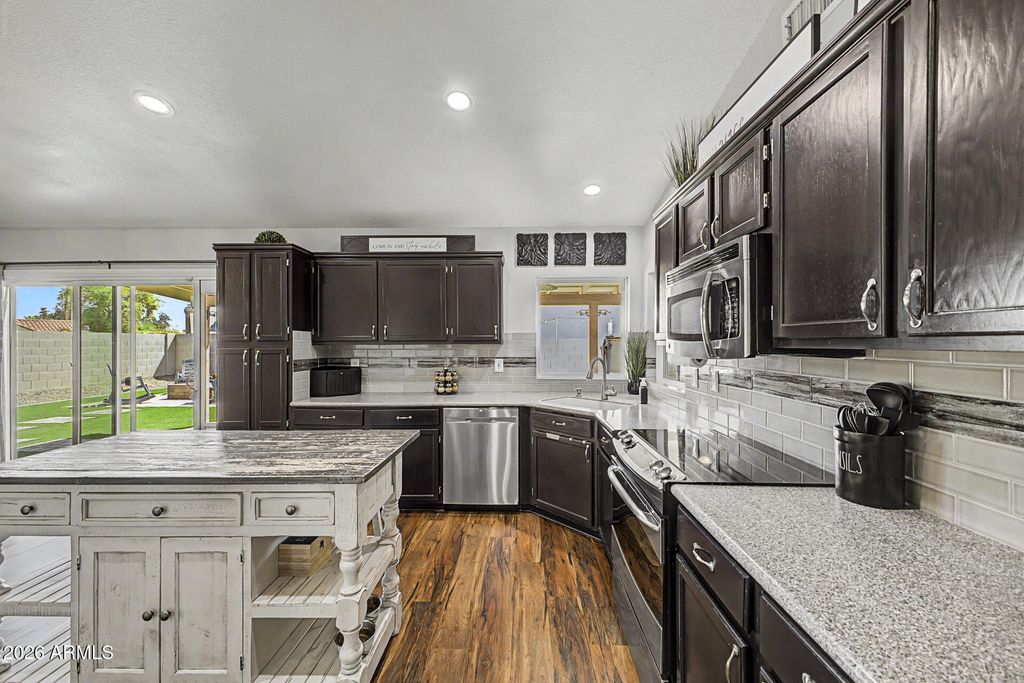 Image 12 of property listing at 7521 W Willow Avenue, Peoria, AZ 85381