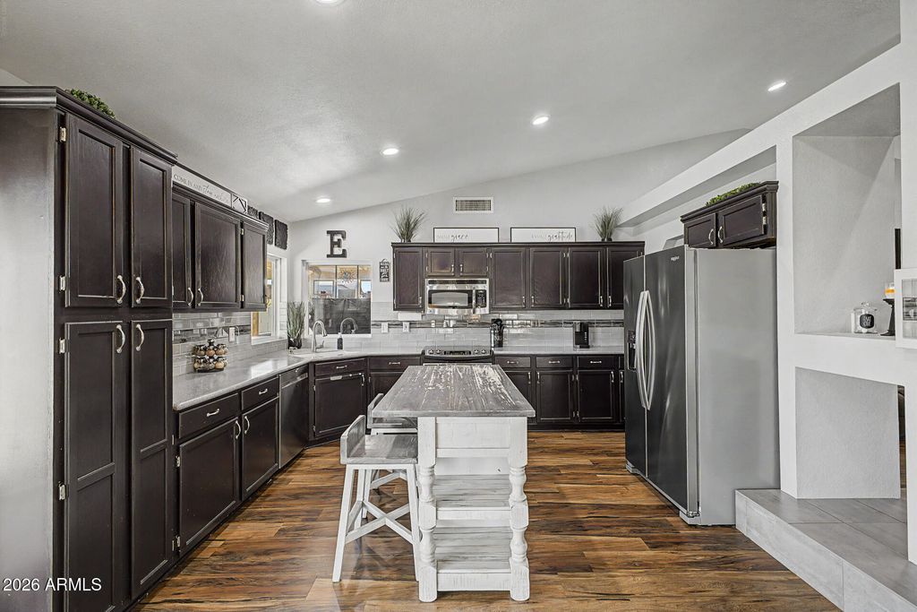 Image 13 of property listing at 7521 W Willow Avenue, Peoria, AZ 85381