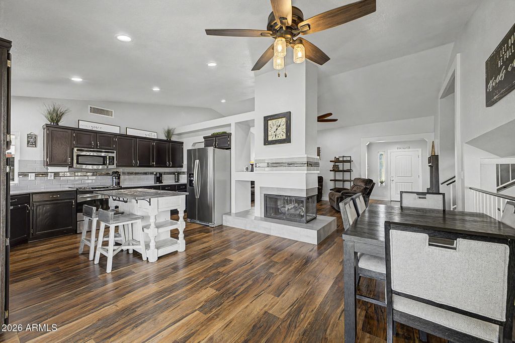 Image 14 of property listing at 7521 W Willow Avenue, Peoria, AZ 85381