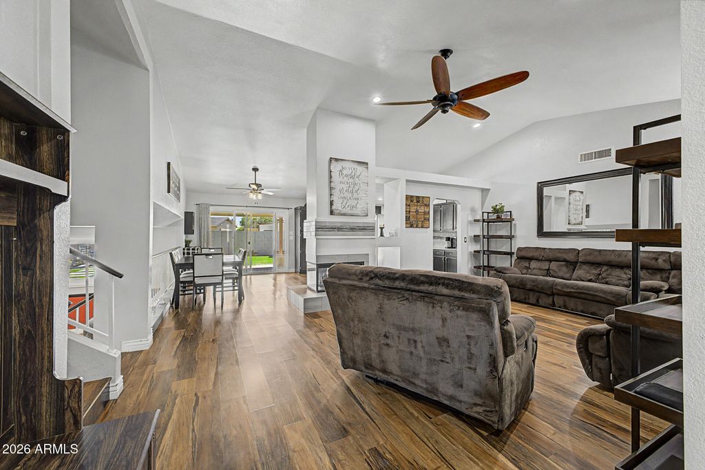 Image 4 of property listing at 7521 W Willow Avenue, Peoria, AZ 85381