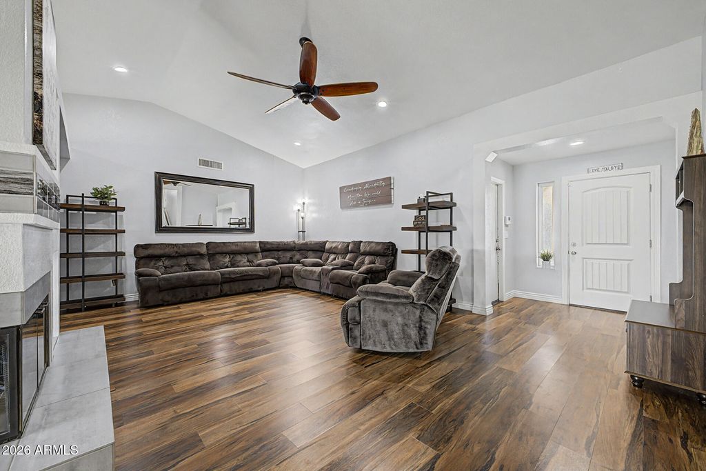 Image 5 of property listing at 7521 W Willow Avenue, Peoria, AZ 85381