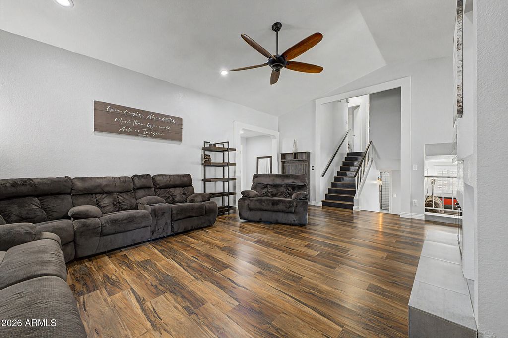 Image 7 of property listing at 7521 W Willow Avenue, Peoria, AZ 85381