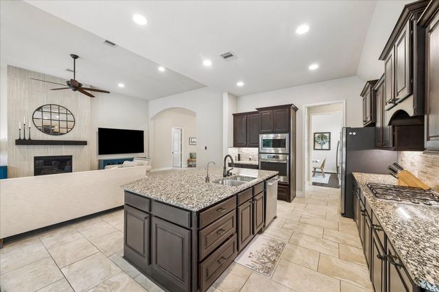 116 Wade Pointe Drive, Montgomery, TX 77316
