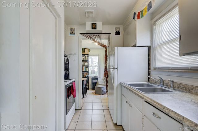 23465 Hazelwood Avenue, Hazel Park, MI 48030