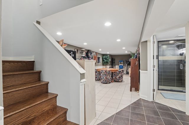 4565 N McVicker Avenue, Chicago, IL 60630