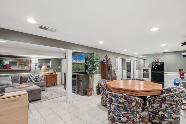 4565 N McVicker Avenue, Chicago, IL 60630