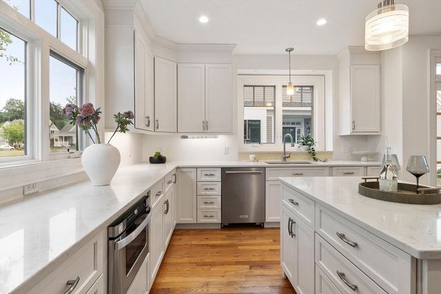 14 Millstone Dr, Sherborn, MA 01770