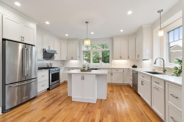 14 Millstone Dr, Sherborn, MA 01770