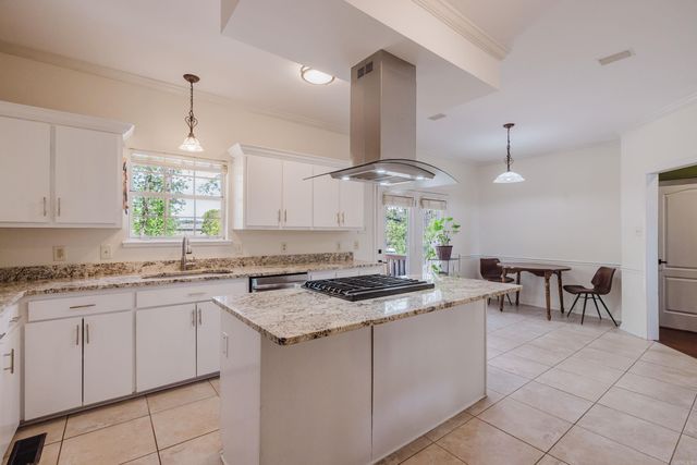 1825 Rainwood Cove Dr, Little Rock, AR 72212