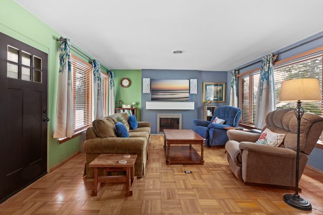 119 S Hill Street, Woodstock, IL 60098